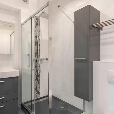 2 Bedroom Close To The Croisette * Cannes